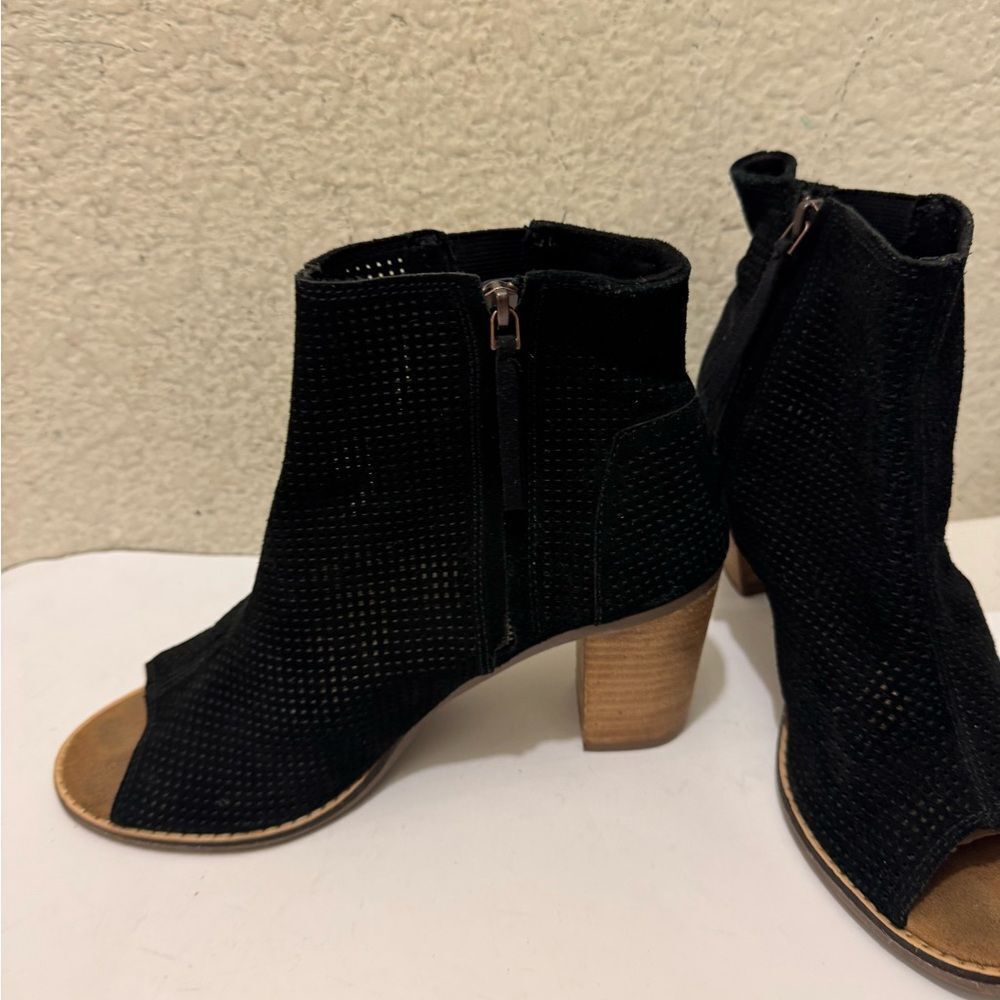 TOMS Peep Toe Booties Suede Leather Ankle Boots Black Heels US 9 - Picture 3 of 7